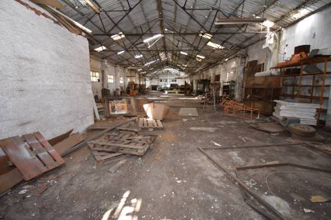 Armazém com cerca de 155 m de frente, localizado junto à estrada nacional N3