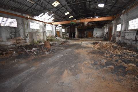 Armazém com cerca de 155 m de frente, localizado junto à estrada nacional N3