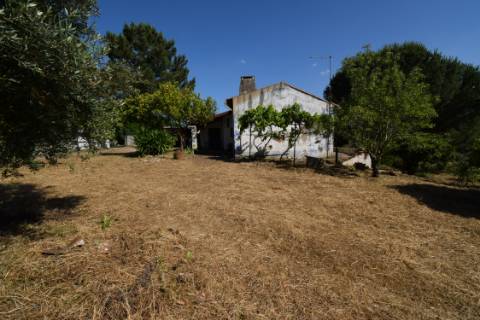 Casa de Campo, semi-remodelada, com terreno e anexos