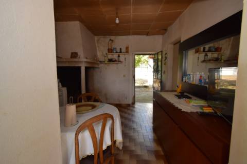 Casa de Campo, semi-remodelada, com terreno e anexos