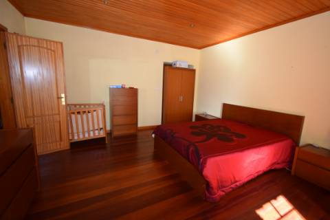 Casa de Campo, semi-remodelada, com terreno e anexos