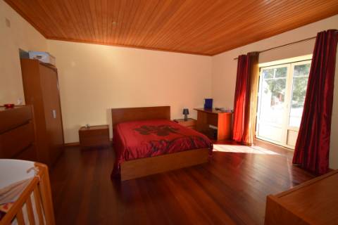 Casa de Campo, semi-remodelada, com terreno e anexos