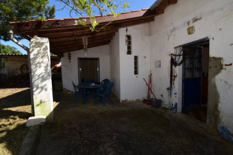 Casa de Campo, semi-remodelada, com terreno e anexos
