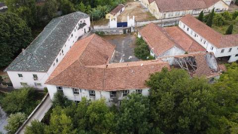 Conjunto de armazéns de atividade industrial com terreno.
