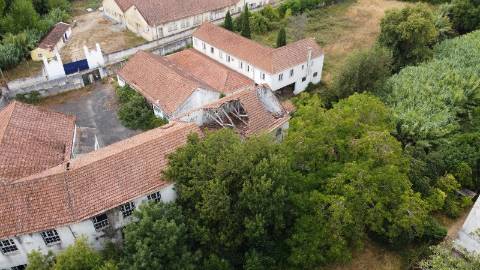 Conjunto de armazéns de atividade industrial com terreno.
