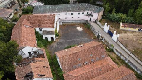 Conjunto de armazéns de atividade industrial com terreno.