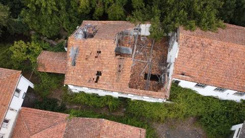 Conjunto de armazéns de atividade industrial com terreno.