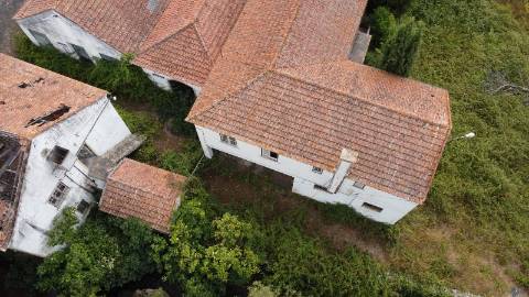 Conjunto de armazéns de atividade industrial com terreno.