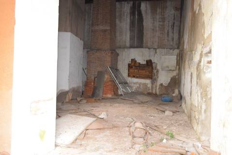 Conjunto de armazéns de atividade industrial com terreno.