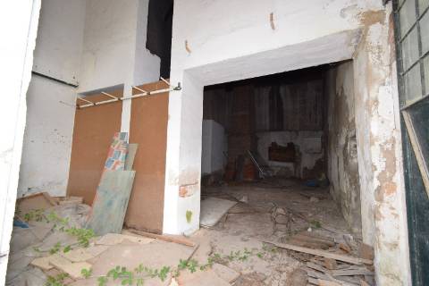 Conjunto de armazéns de atividade industrial com terreno.