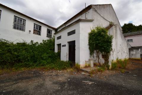 Conjunto de armazéns de atividade industrial com terreno.