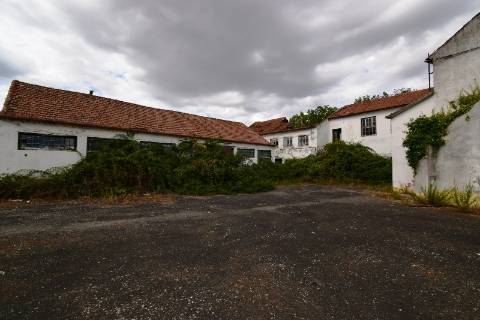 Conjunto de armazéns de atividade industrial com terreno.