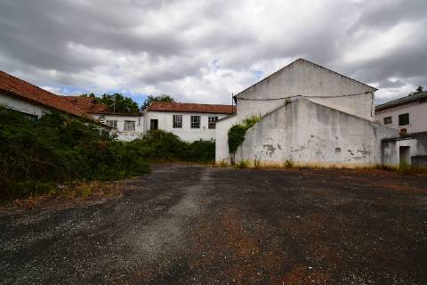 Conjunto de armazéns de atividade industrial com terreno.