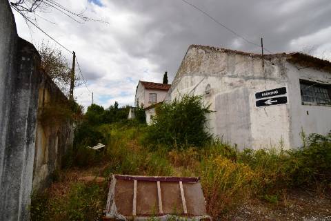 Conjunto de armazéns de atividade industrial com terreno.