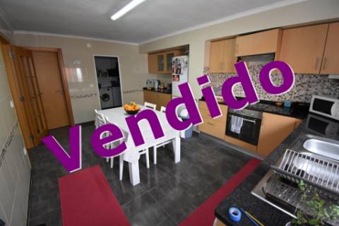 Moradia T3 térrea com quintal, garagem, sótão e terraço