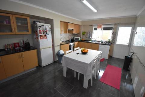 Moradia T3 térrea com quintal, garagem, sótão e terraço