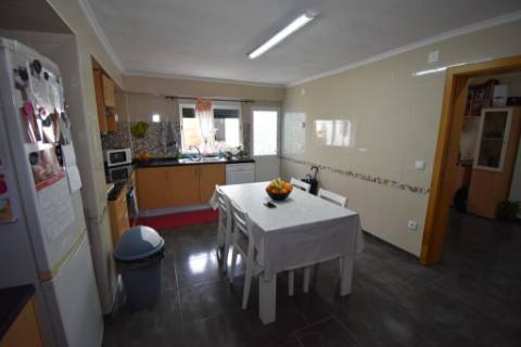 Moradia T3 térrea com quintal, garagem, sótão e terraço