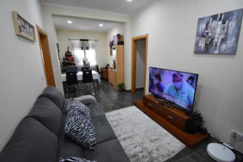 Moradia T3 térrea com quintal, garagem, sótão e terraço