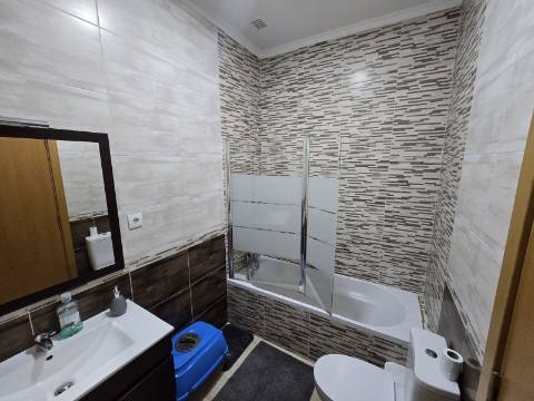 Moradia T3 térrea com quintal, garagem, sótão e terraço