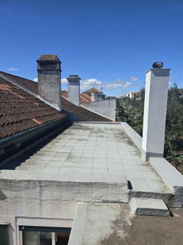 Moradia T3 térrea com quintal, garagem, sótão e terraço