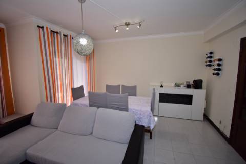 Apartamento T3 com sótão e garagem