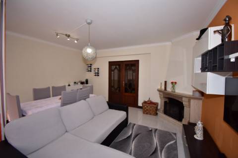 Apartamento T3 com sótão e garagem