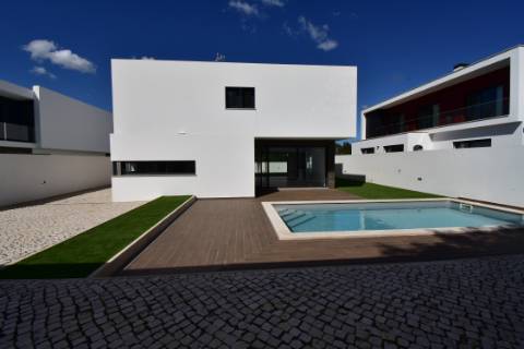 Moradia M5, isolada, com Piscina
