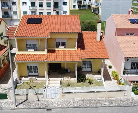 Moradia M4 com 3 pisos e garagem na cave