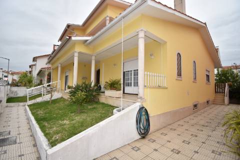 Moradia M4 com 3 pisos e garagem na cave