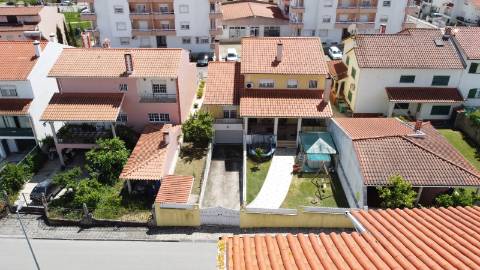 Moradia M4 com 3 pisos e garagem na cave