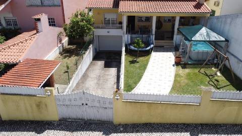 Moradia M4 com 3 pisos e garagem na cave