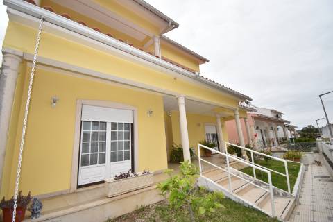 Moradia M4 com 3 pisos e garagem na cave