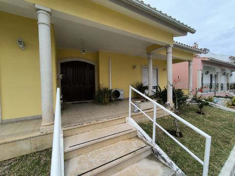 Moradia M4 com 3 pisos e garagem na cave