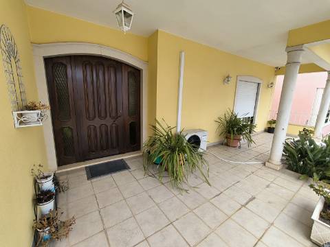 Moradia M4 com 3 pisos e garagem na cave