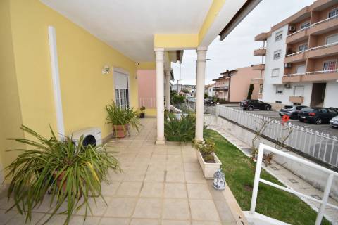 Moradia M4 com 3 pisos e garagem na cave