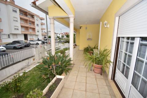 Moradia M4 com 3 pisos e garagem na cave