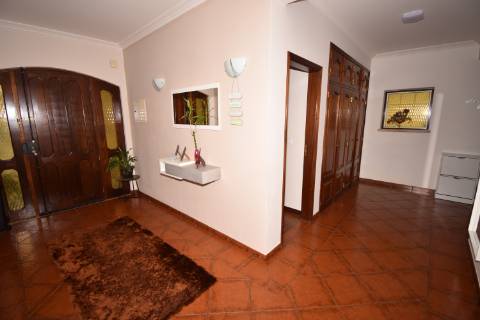 Moradia M4 com 3 pisos e garagem na cave