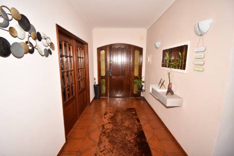 Moradia M4 com 3 pisos e garagem na cave