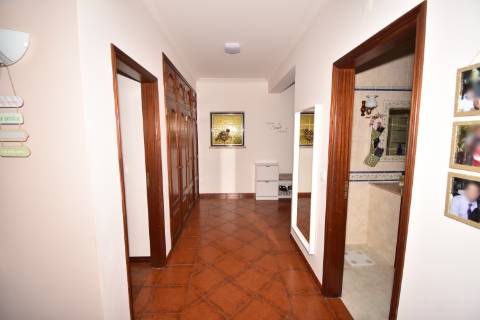 Moradia M4 com 3 pisos e garagem na cave