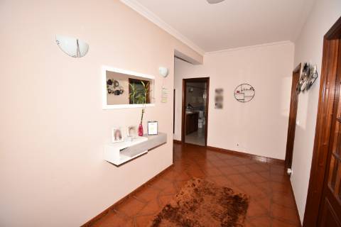 Moradia M4 com 3 pisos e garagem na cave