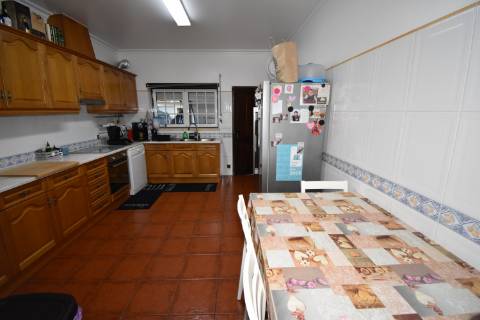 Moradia M4 com 3 pisos e garagem na cave