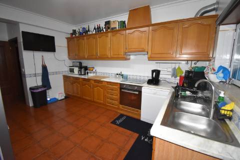 Moradia M4 com 3 pisos e garagem na cave