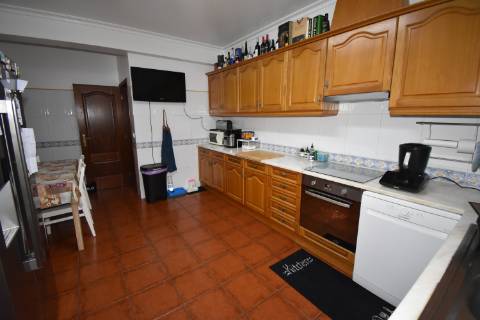 Moradia M4 com 3 pisos e garagem na cave