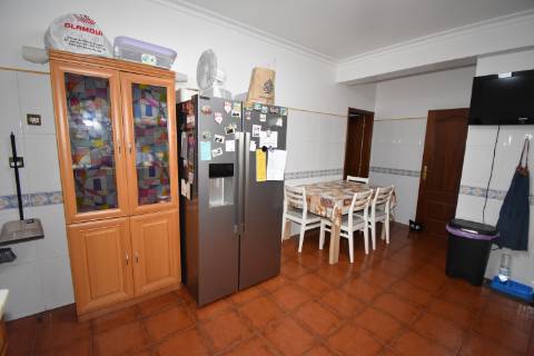 Moradia M4 com 3 pisos e garagem na cave