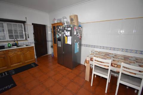 Moradia M4 com 3 pisos e garagem na cave