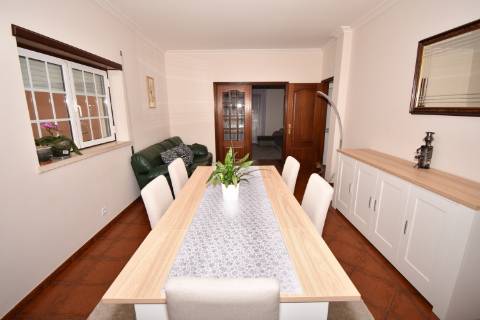 Moradia M4 com 3 pisos e garagem na cave