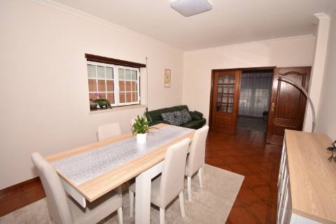 Moradia M4 com 3 pisos e garagem na cave