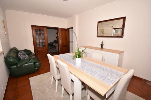 Moradia M4 com 3 pisos e garagem na cave