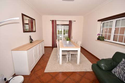 Moradia M4 com 3 pisos e garagem na cave