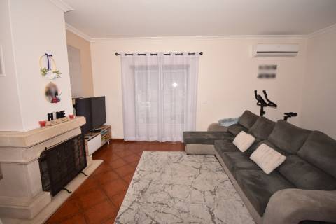 Moradia M4 com 3 pisos e garagem na cave